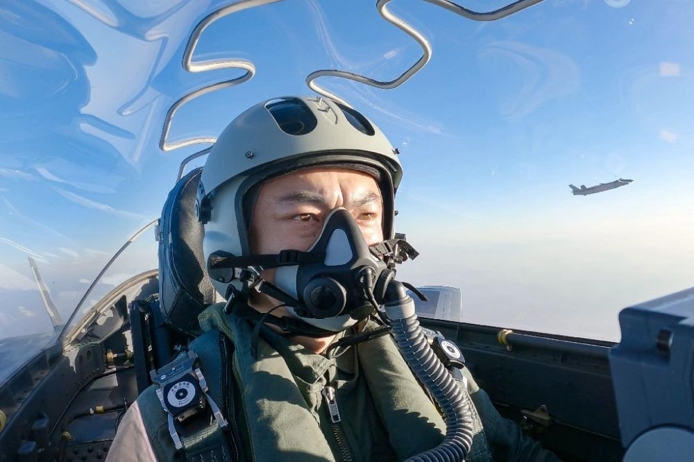 ↑全國人大代表、“強軍先鋒飛行大隊”大隊長高中強進行編隊飛行訓練（2023年2月9日攝）。新華社發(fā)（姜皓元 攝）