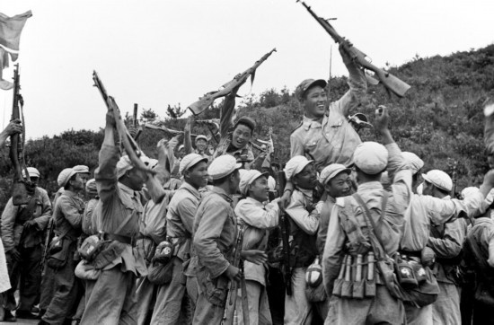  這是中國(guó)人民志愿軍和朝鮮人民軍一起歡慶戰(zhàn)斗勝利。新華社發(fā)（資料照片）