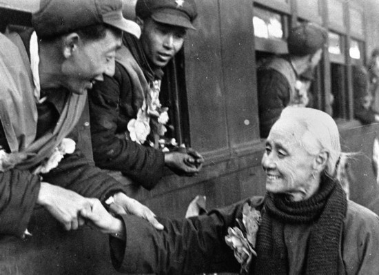 全國(guó)的鐵路工人們，一批批地志愿前往朝鮮前線工作，這是隴海路的鐵路工人魏志杰在臨行時(shí)和他母親告別的情形。新華社發(fā)（資料照片）