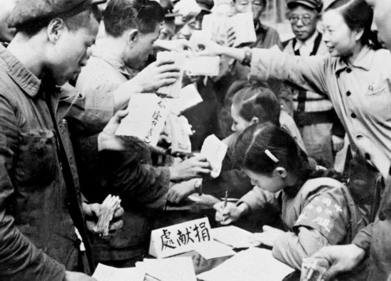 全國(guó)各地工商界踴躍捐獻(xiàn)款項(xiàng)，支援志愿軍。這是重慶市工商業(yè)者捐獻(xiàn)的情形。新華社發(fā)（資料照片）