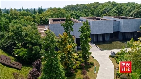 △2021年正式投入使用的三星堆文物保護(hù)修復(fù)館，堅(jiān)持保護(hù)修復(fù)與考古研究同步進(jìn)行，館內(nèi)分文保工作區(qū)和參觀區(qū)。