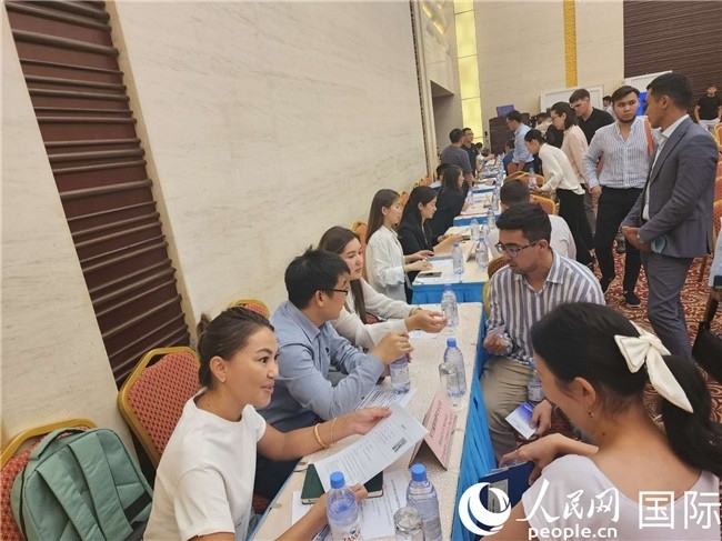 圖為中企代表與哈留華畢業(yè)生現(xiàn)場交流。人民網(wǎng)記者 李強(qiáng)攝