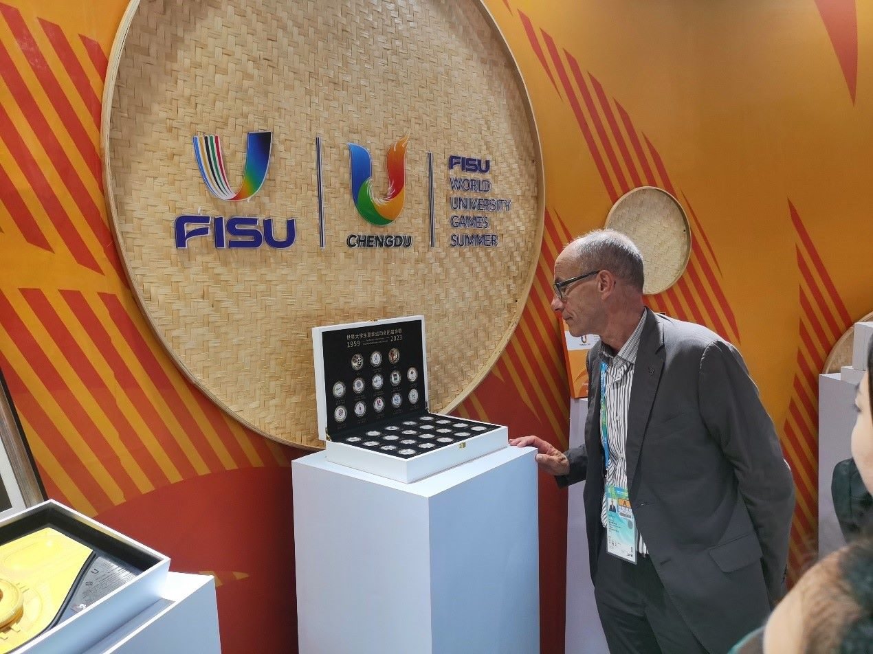 國際大體聯(lián)代理主席雷諾·艾德參觀大運會特許商品。 人民網(wǎng)記者 楊磊攝