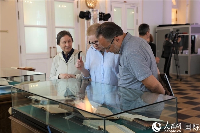 中俄圖書館論壇嘉賓共同參觀由俄羅斯國立列寧圖書館舉辦的館藏中國古籍善本圖書展。人民網(wǎng)記者 隋鑫攝