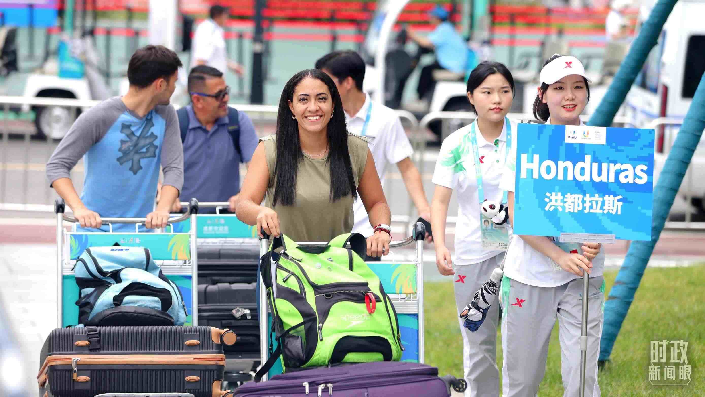 各國代表團成員相繼抵達成都大運村。（總臺央視記者魏幫軍拍攝）
