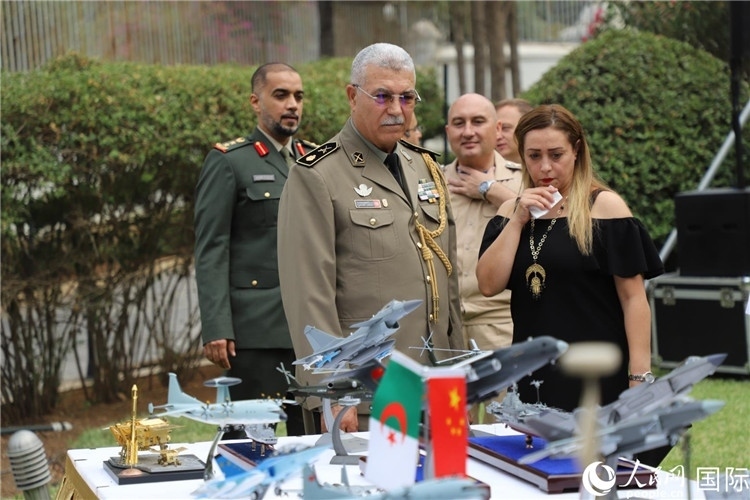 圖為與會嘉賓參觀招待會設(shè)置的武器裝備模型展臺。人民網(wǎng)記者 王傳寶攝