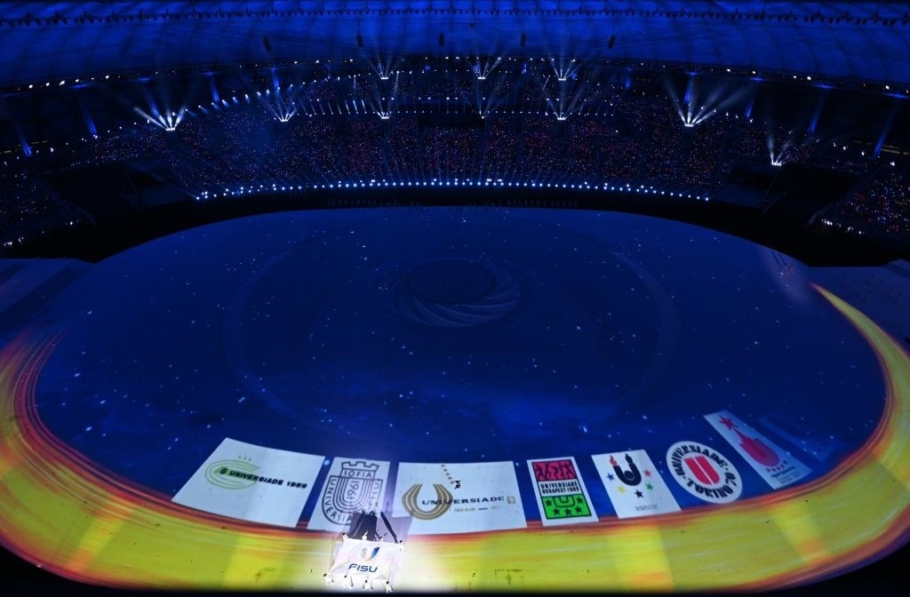 7月28日，國際大學(xué)生體育聯(lián)合會會旗在開幕式上入場。新華社記者劉磊攝