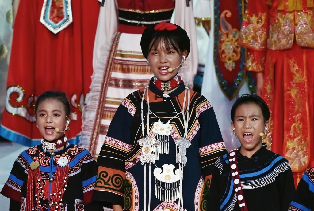 7月28日，吉好有果（中）在開幕式上表演。新華社記者陳澤國攝