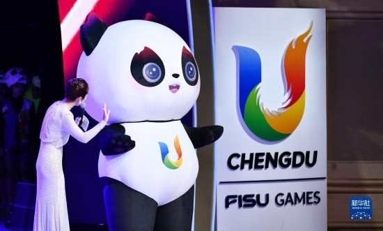 7月29日，成都大運會吉祥物“蓉寶”在聯(lián)歡會現(xiàn)場。新華社記者 張端 攝