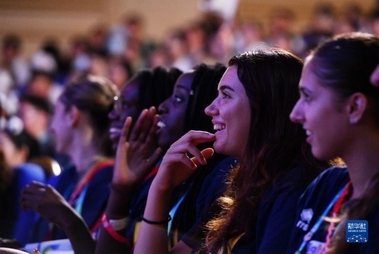 7月29日，外國運動員在聯(lián)歡會現(xiàn)場觀看節(jié)目。新華社記者 張端 攝