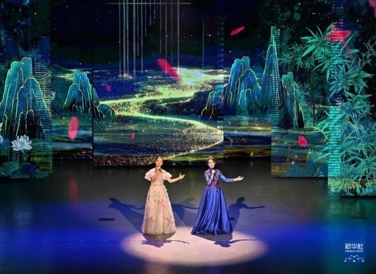 7月29日，演員在聯(lián)歡會現(xiàn)場演唱。新華社記者 蔡湘鑫 攝