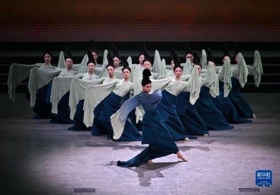 7月29日，演員在聯(lián)歡會現(xiàn)場表演《只此青綠》。新華社記者 蔡湘鑫 攝