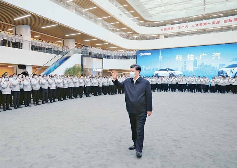 2023年4月10日至13日，中共中央總書記、國家主席、中央軍委主席習近平在廣東考察。這是12日下午，習近平在廣汽研究院向職工們揮手致意。 新華社記者 鞠鵬/攝