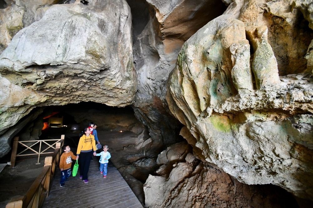 游人在位于福建省三明市三元區(qū)巖前鎮(zhèn)的萬壽巖遺址船帆洞游覽（2020年4月9日攝）。新華社記者 姜克紅 攝