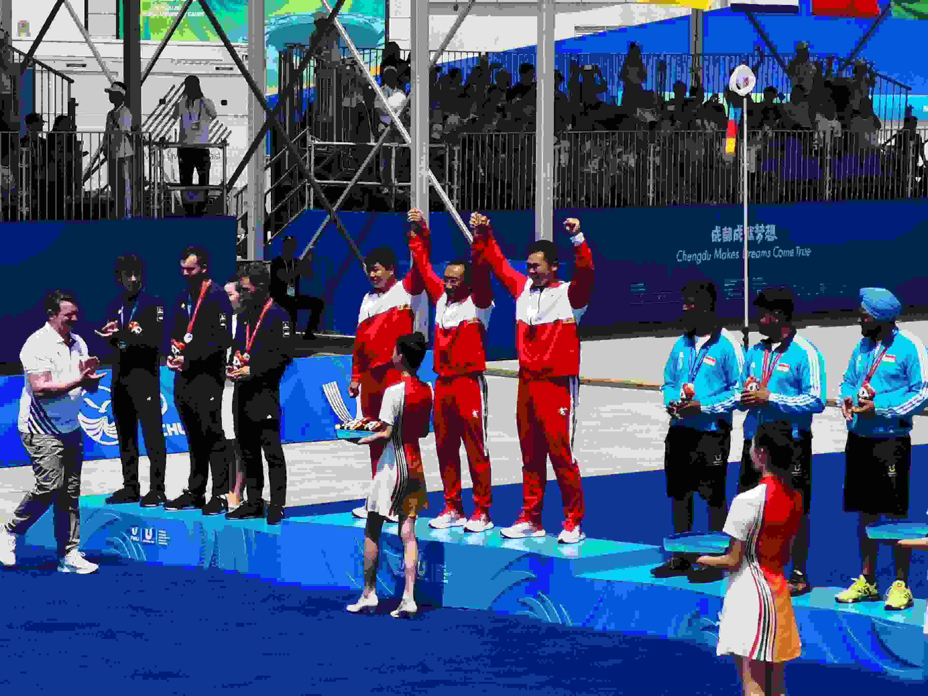 7月30日，在成都大運(yùn)會(huì)男子復(fù)合弓團(tuán)體頒獎(jiǎng)儀式中，中國隊(duì)?wèi)c祝奪得冠軍。 人民網(wǎng)記者 楊磊攝