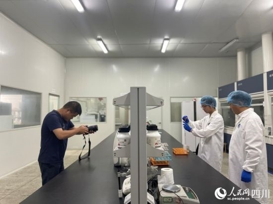 記者在位于成都市大邑縣的海光食品有限公司進(jìn)行采訪。人民網(wǎng)記者 何旭攝