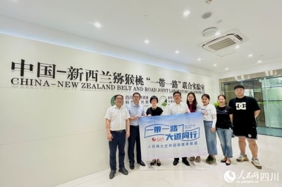 采訪團(tuán)走進(jìn)中國(guó)-新西蘭獼猴桃“一帶一路”聯(lián)合實(shí)驗(yàn)室。人民網(wǎng)記者 朱虹攝