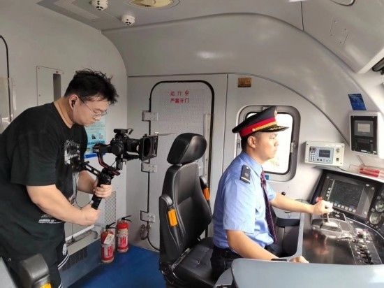 記者采訪中歐班列（成都）首發(fā)司機(jī)仲俊斕。成都機(jī)務(wù)段供圖