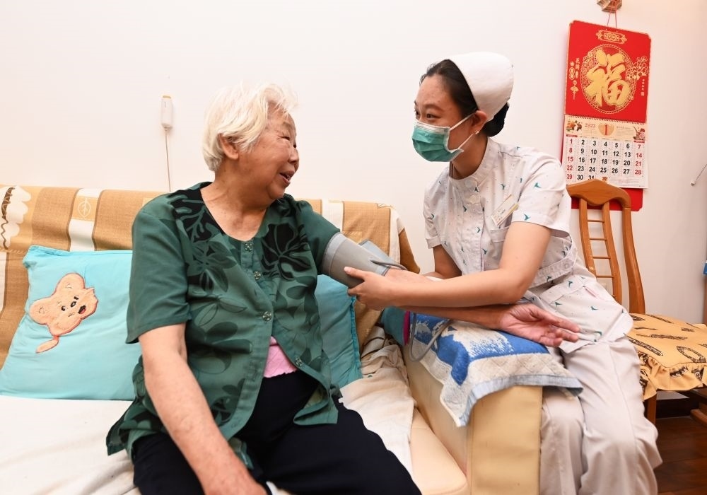 河北廊坊三河市燕達(dá)金色年華健康養(yǎng)護(hù)中心醫(yī)務(wù)人員為入住老人測(cè)量血壓（2023年7月20日攝）。新華社記者 朱旭東 攝