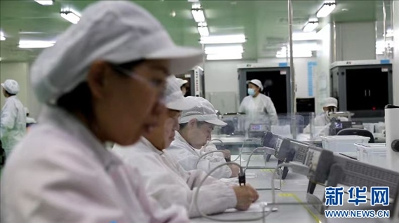工人在大連達(dá)利凱普科技股份公司生產(chǎn)車間工作。新華網(wǎng)發(fā)