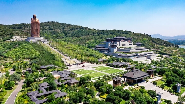 這是2023年6月8日拍攝的山東省曲阜市尼山圣境（無人機(jī)照片）。新華社記者 郭緒雷 攝