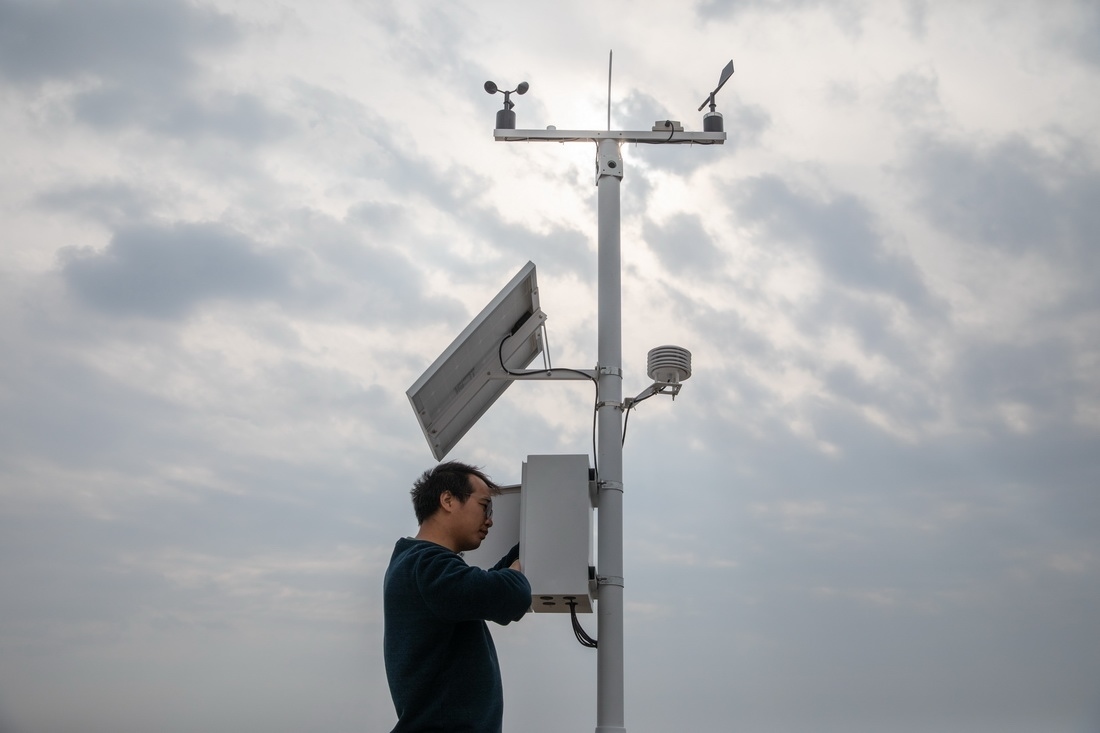 在北大荒集團(tuán)閆家崗農(nóng)場有限公司農(nóng)業(yè)現(xiàn)代化示范區(qū)，工作人員在調(diào)試氣象設(shè)備（4月27日攝）。新華社記者 張濤 攝