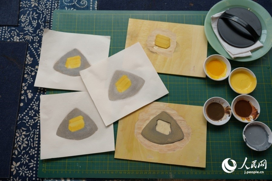 圖為丁未堂創(chuàng)作的木版畫(huà)及木版。人民網(wǎng)記者 張若涵攝