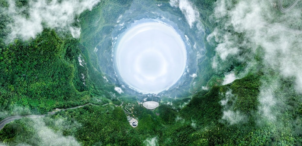 6月22日拍攝的“中國天眼”全景（維護(hù)保養(yǎng)期間拍攝，無人機(jī)全景拼接照片）。新華社記者 歐東衢 攝