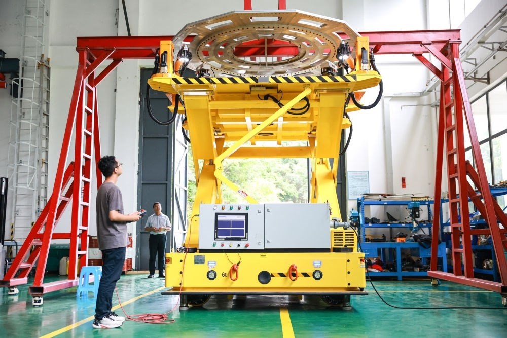 7月26日，工作人員在調(diào)試饋源接收機(jī)拆裝機(jī)器人。新華社記者 歐東衢 攝