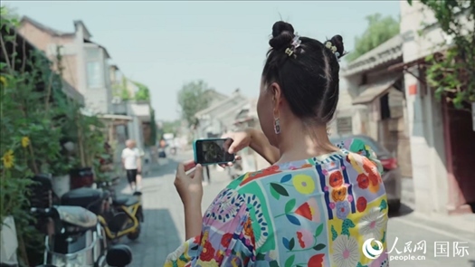 柳芭在胡同里采風。人民網(wǎng) 張若涵攝
