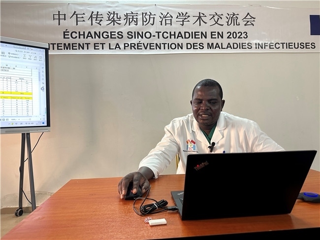 圖為中乍友誼醫(yī)院兒科護(hù)士長穆罕默德·阿米勒·阿里授課。中國援乍得醫(yī)療隊供圖