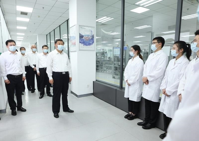 2023年7月6日，習(xí)近平總書記在江蘇南京市考察南瑞集團(tuán)有限公司，同年輕研發(fā)人員親切交流。