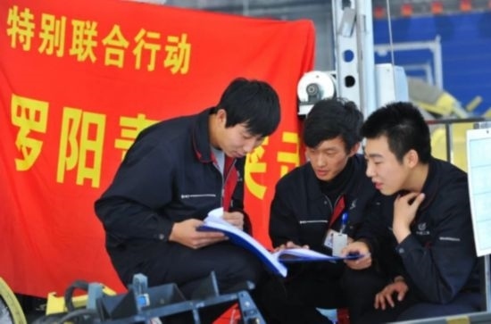 在工作中的“羅陽青年突擊隊(duì)”隊(duì)員。航空工業(yè)沈飛供圖