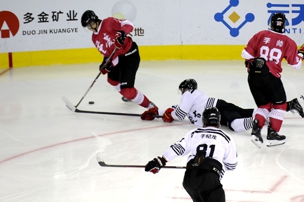 重慶隊球員與內(nèi)蒙古球員拼搶。人民網(wǎng)記者 胡雪蓉攝