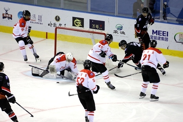 門前混戰(zhàn)。人民網(wǎng)記者 胡雪蓉攝