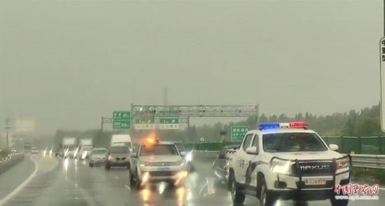 8月2日，京港澳高速，高速交警涿州大隊(duì)警車帶道引導(dǎo)救援物資車隊(duì)進(jìn)入涿州災(zāi)區(qū)。