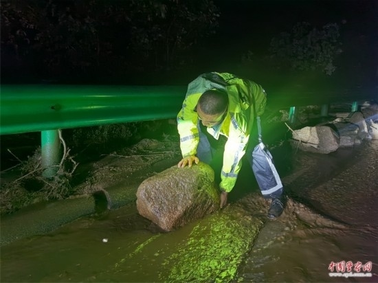 7月31日，張涿高速，高速交警涿鹿大隊(duì)民警清理山體滑坡路面落石。