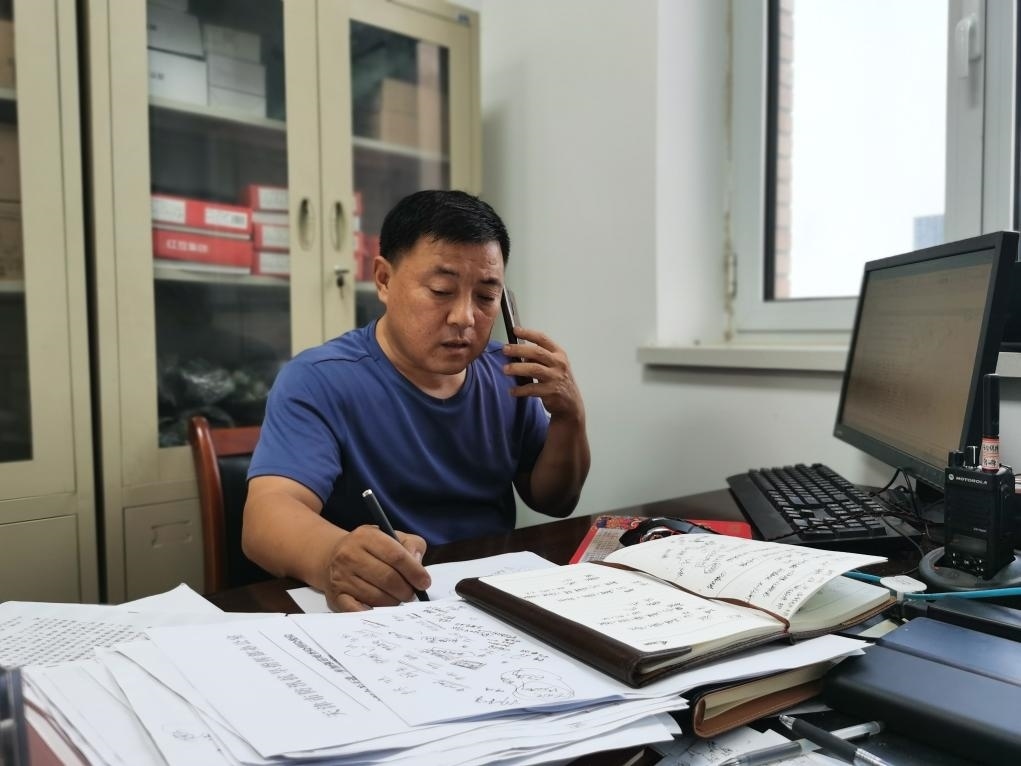 曾田榮正在辦公室內(nèi)工作。新華社記者 孫凡越 攝