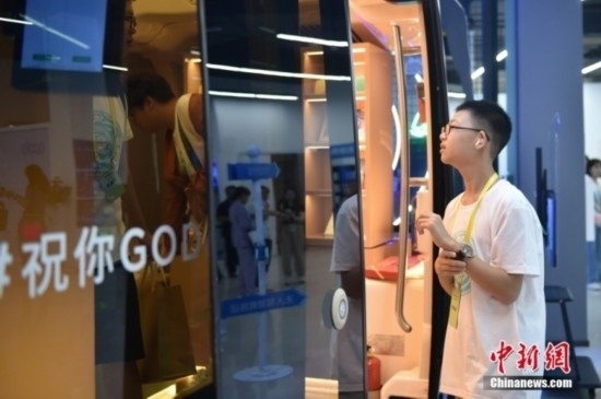 圖為學(xué)員們在首鋼園內(nèi)的百度Apollo Park參觀。<a target='_blank' href='/' ><p align=