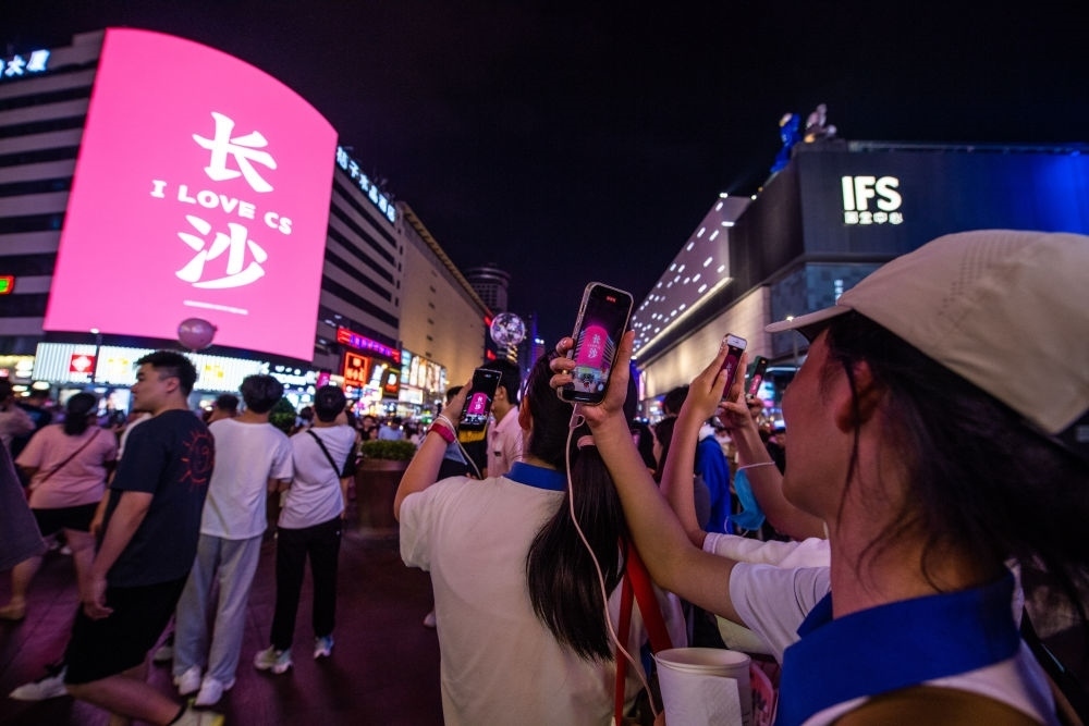  游客在長沙市天心區(qū)黃興路步行街打卡、拍照（6月7日攝）。新華社記者 陳思汗 攝