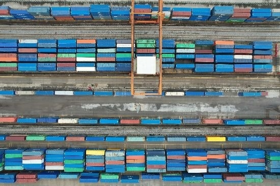 在廣州東部公鐵聯(lián)運樞紐（增城西站），工作人員在進行集裝箱轉運工作。廣州交通投資集團有限公司供圖