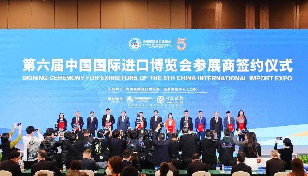 2022年11月6日，2022年中國國際進(jìn)口博覽會參展商聯(lián)盟大會在上海舉行。這是在大會期間進(jìn)行的第六屆進(jìn)博會參展商簽約儀式。新華社記者 方喆 攝