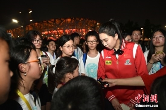 圖為小學(xué)員向李曉霞分享自己運(yùn)動(dòng)經(jīng)歷。<a target='_blank' href='/' ><p align=