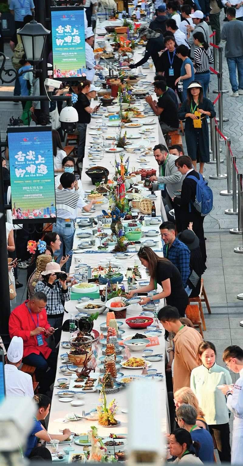 市民和游客在寧波舉辦的第三屆中國—中東歐國家博覽會暨國際消費品博覽會上品嘗融合中國和中東歐美食的長桌宴（2023年5月15日攝）。黃宗治攝/本刊