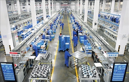 在位于浙江省臺州市的杰克科技股份有限公司，工作人員在裝配車間裝配縫紉機(jī)（2023年3月23日攝）。翁忻旸攝/本刊