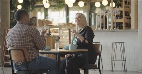 凱茜·瑪格與手語(yǔ)教學(xué)者交流。帕特里克·謝德-西蒙茲攝