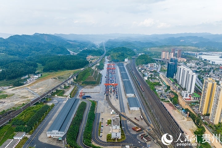 航拍貴陽(yáng)國(guó)際陸港。人民網(wǎng)記者 涂敏攝