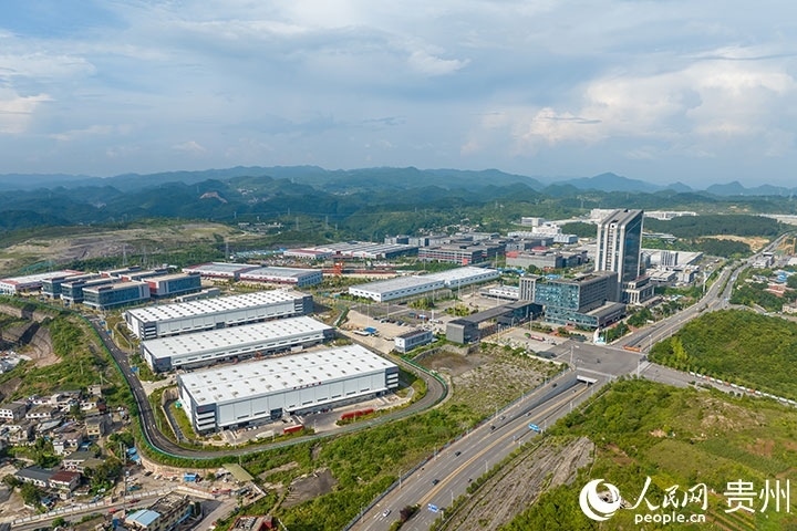 航拍貴陽(yáng)綜保區(qū)。人民網(wǎng)記者 涂敏攝