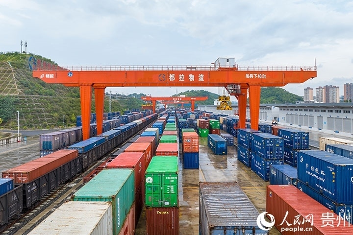 裝滿貨物的集裝箱整齊排列在貴陽(yáng)國(guó)際陸港。人民網(wǎng)記者 涂敏攝