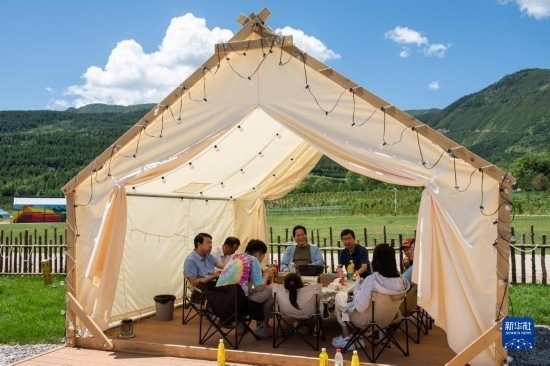 8月12日，游客在寧夏固原市涇源縣大灣鄉(xiāng)楊嶺村品嘗當?shù)孛朗?。新華社記者 李旭倫 攝